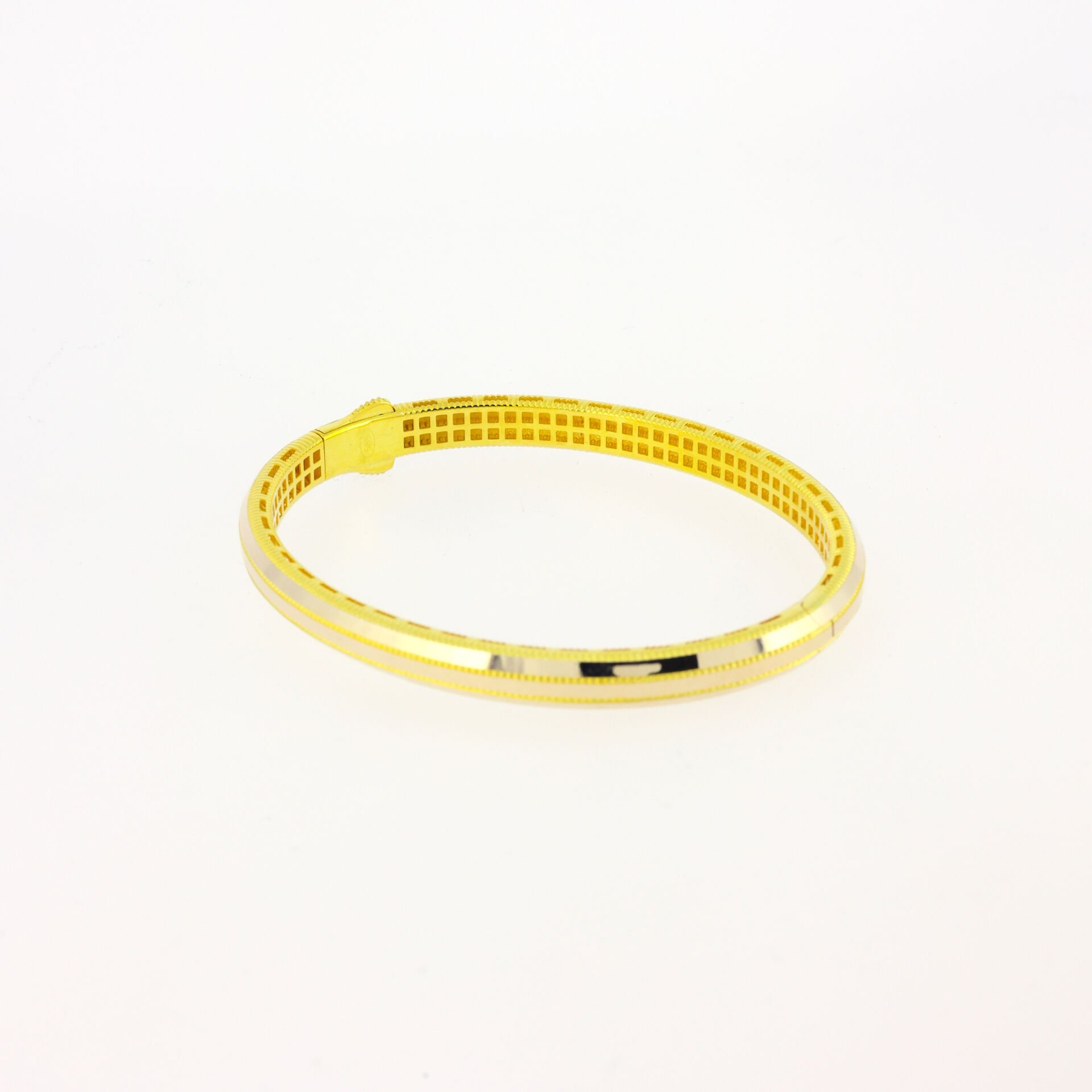 Sonsuz Hat: Geometrik Desenli Altın Kelepçe Bileklik