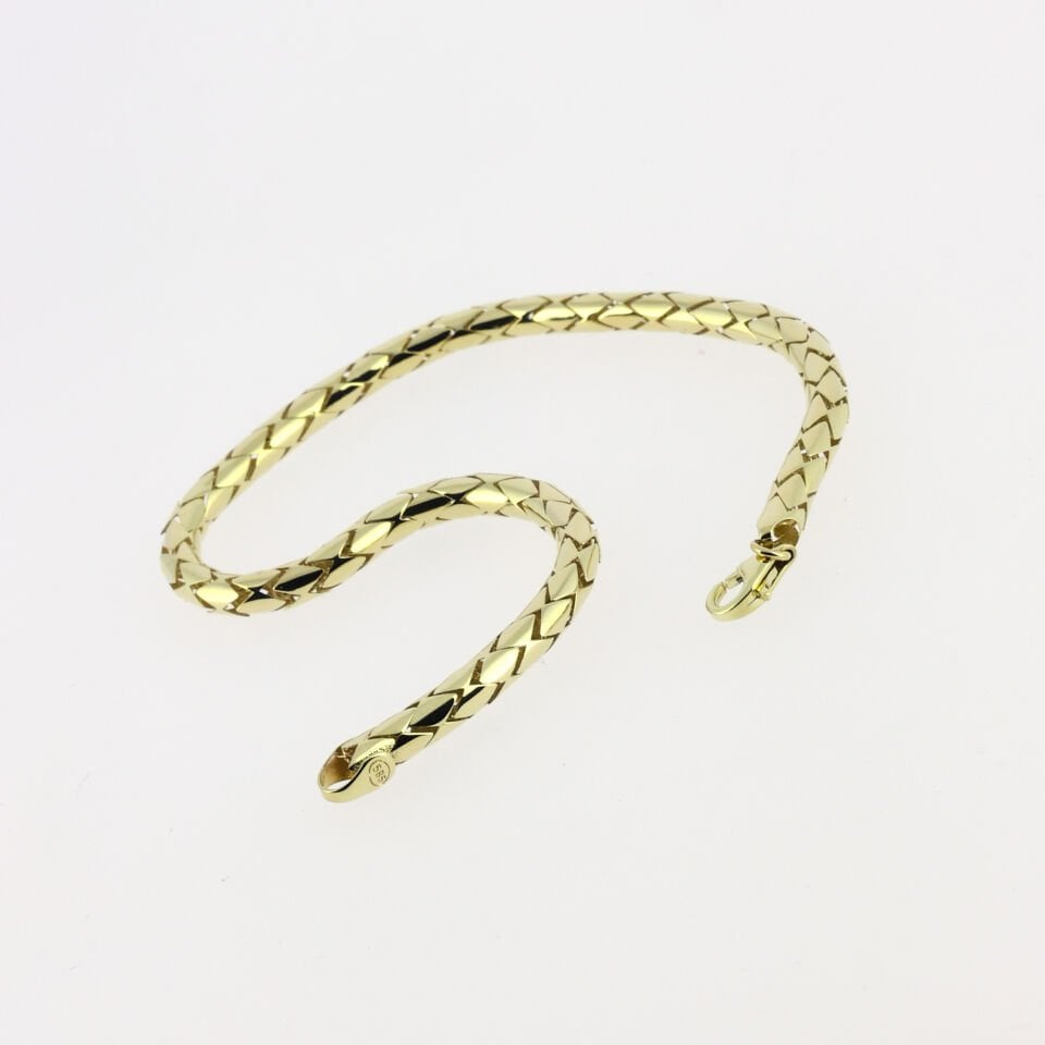 Altın Zırh: Cesaretin Işıltısını Bileğinde Taşı