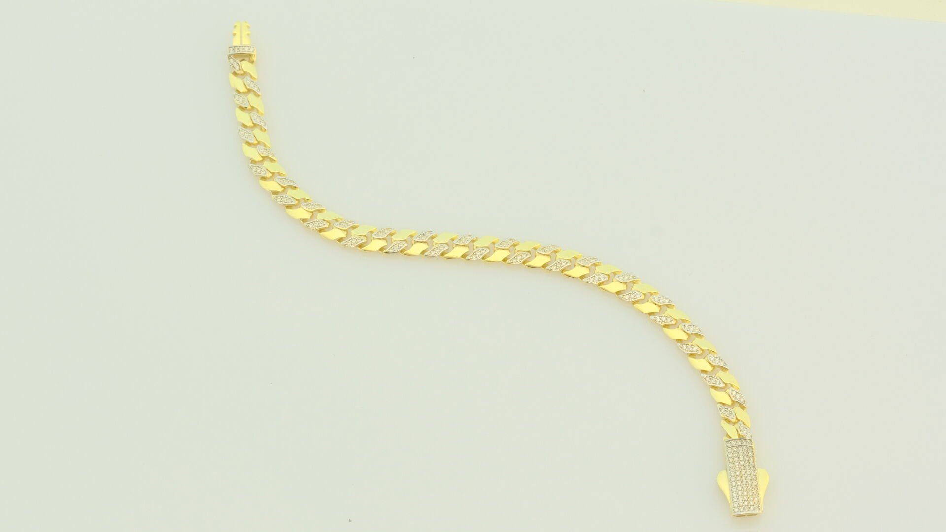 Zarif Taş İşlemeli Kıvrımlı Altın Bileklik