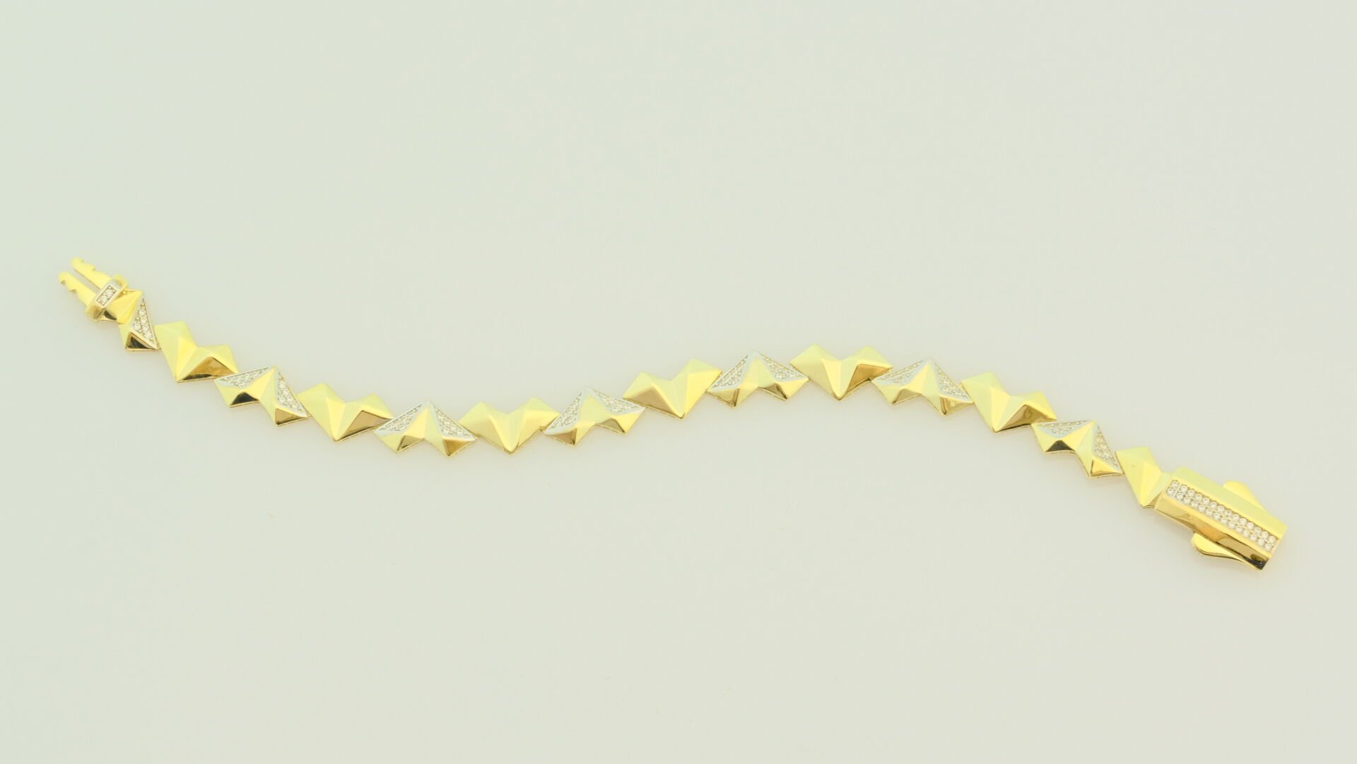 Piramit Formlu Taş Detaylı Altın Bileklik