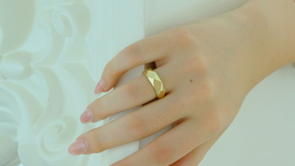 Keskin Hatlı Altın Yüzük