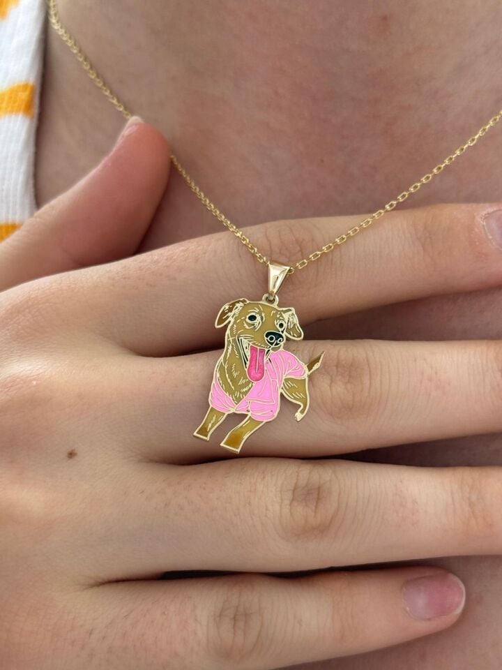 Özel Tasarım Altın Dachshund Figürlü Pembe Kıyafetli Kolye Ucu