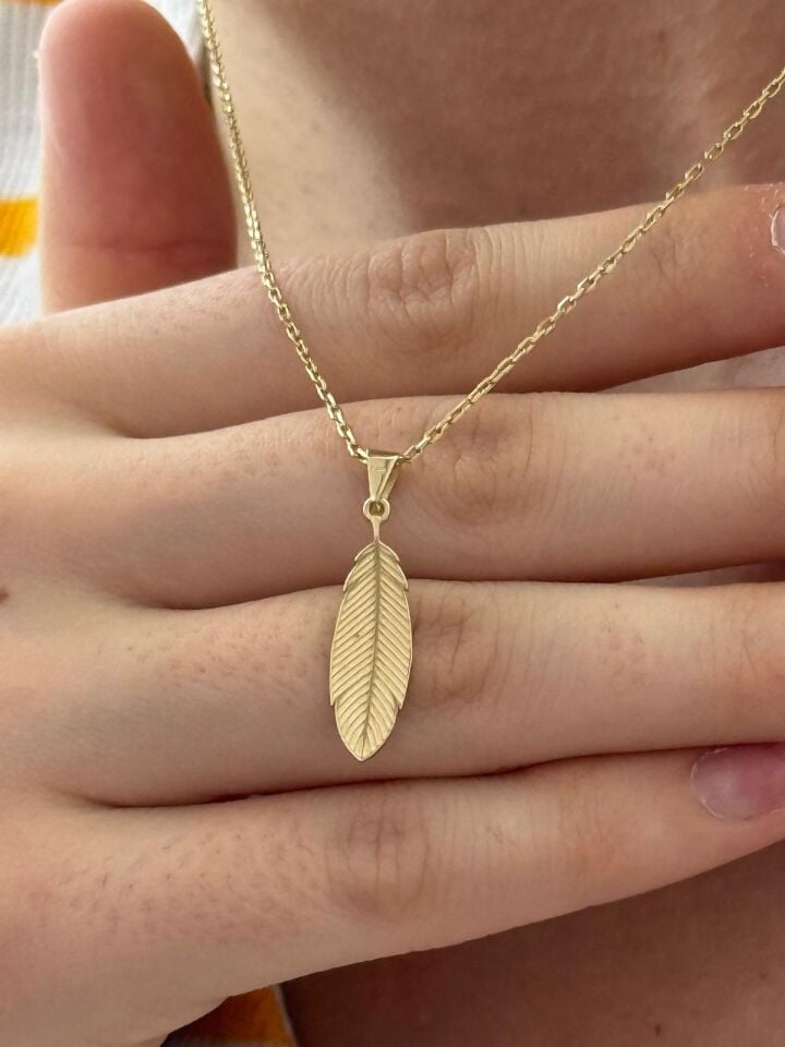 Özel Tasarım Altın Tüy Figürlü Zarif Kolye Ucu