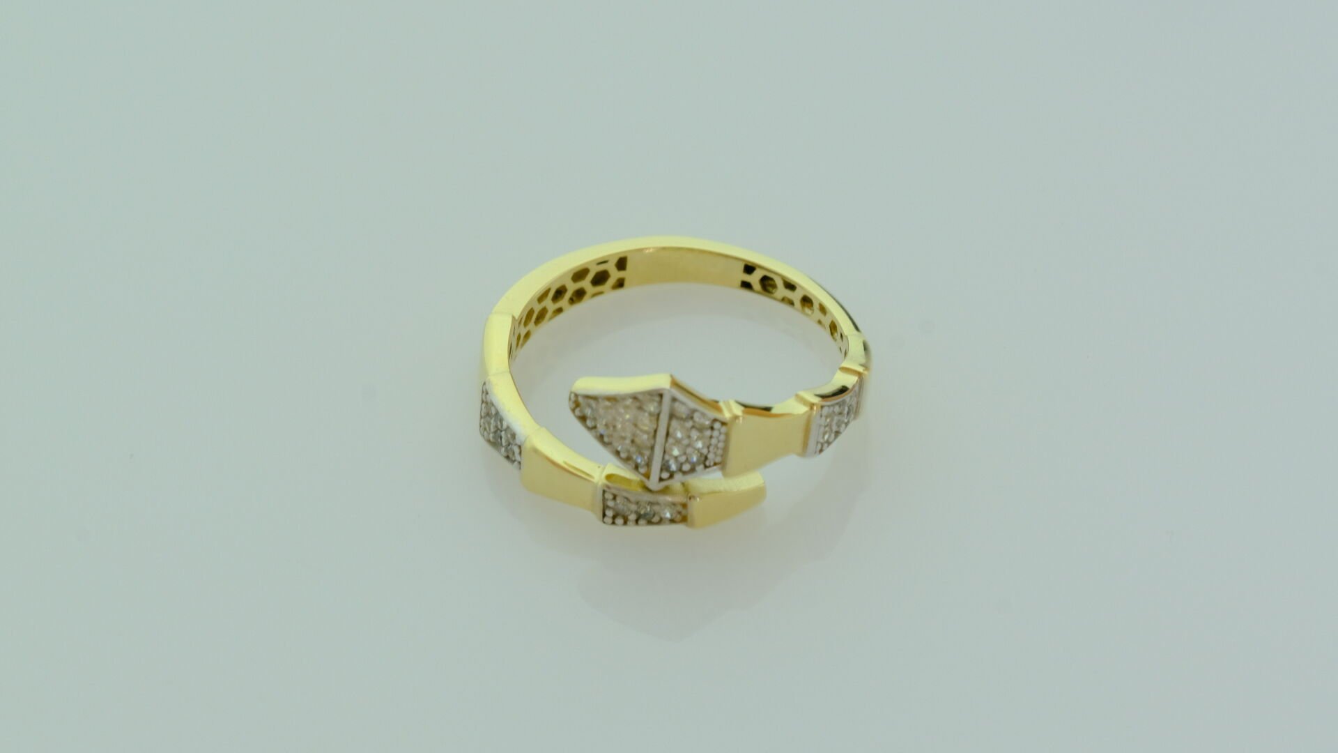 Altın Işıltılı Ok Ucu Yüzük