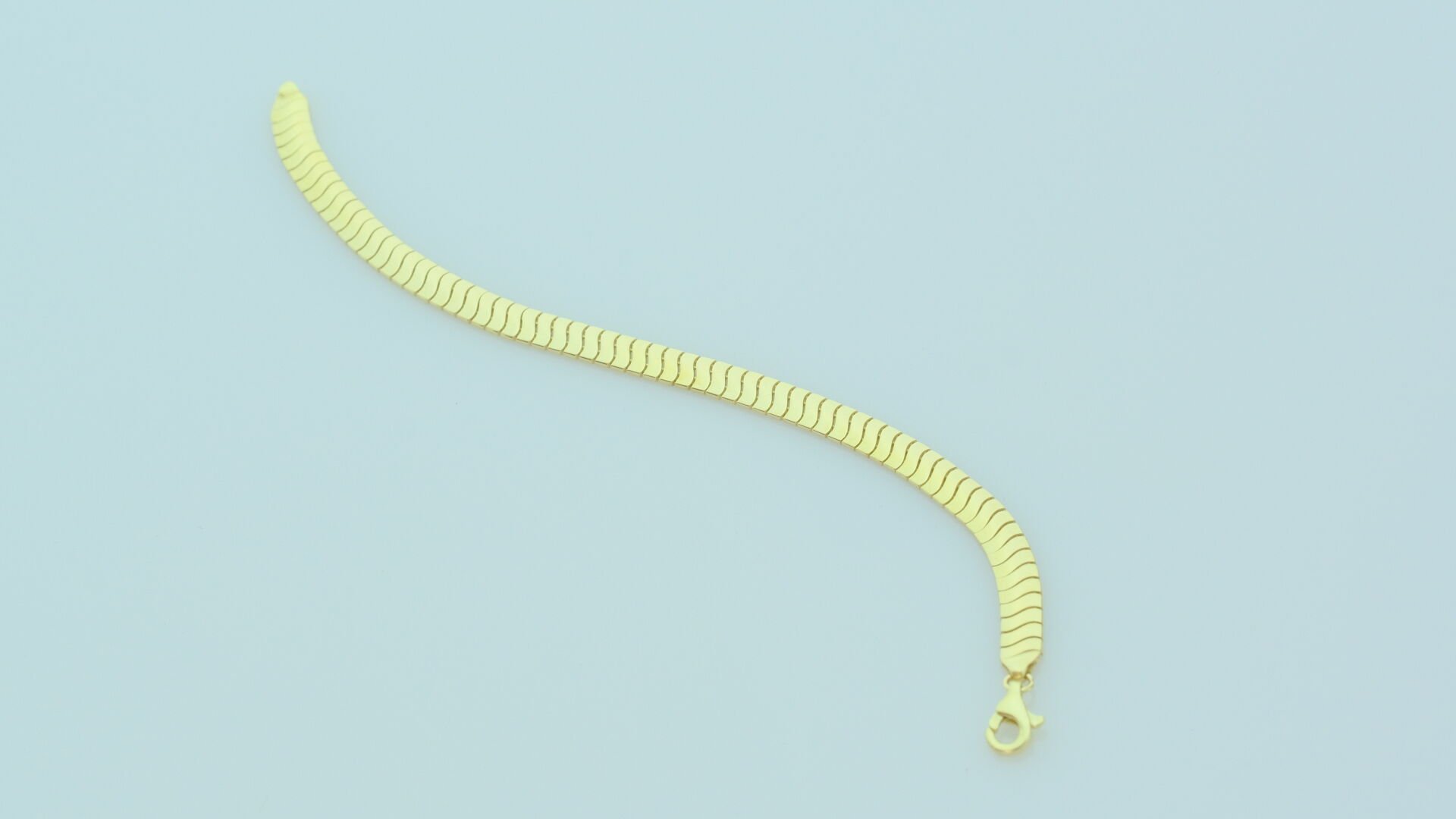 Altın Dalga Desenli Şık Bileklik