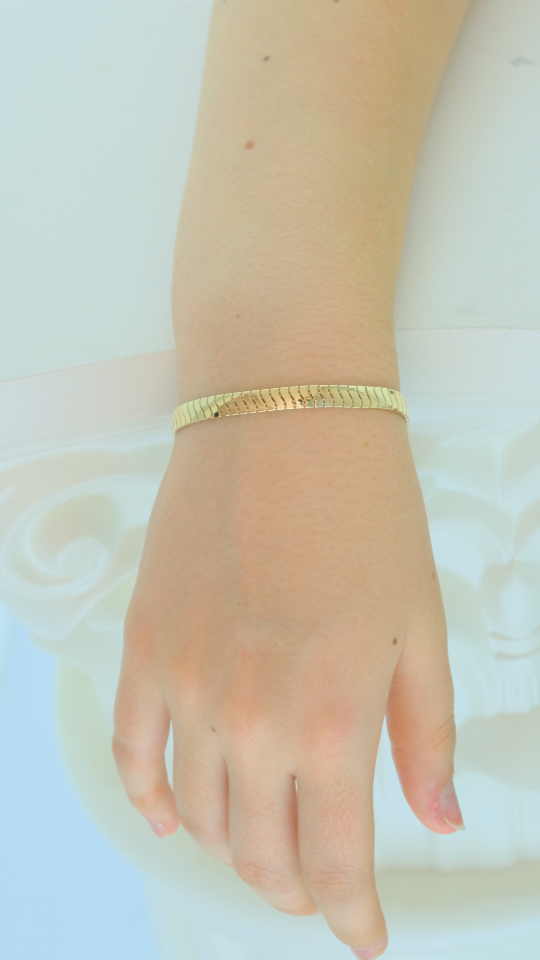 Altın Dalga Desenli Şık Bileklik