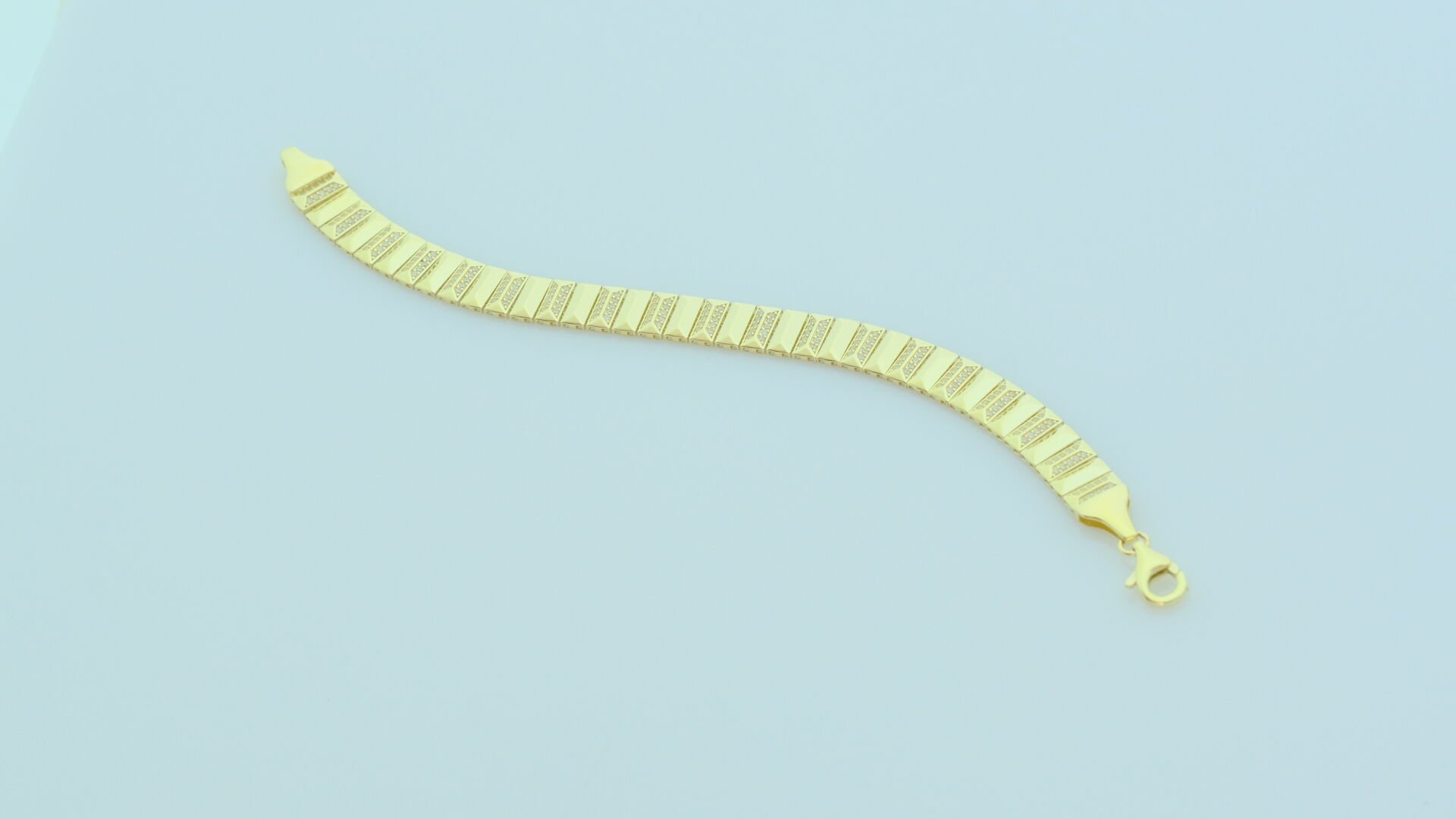 Altın Şerit Motifli Taşlı Bileklik