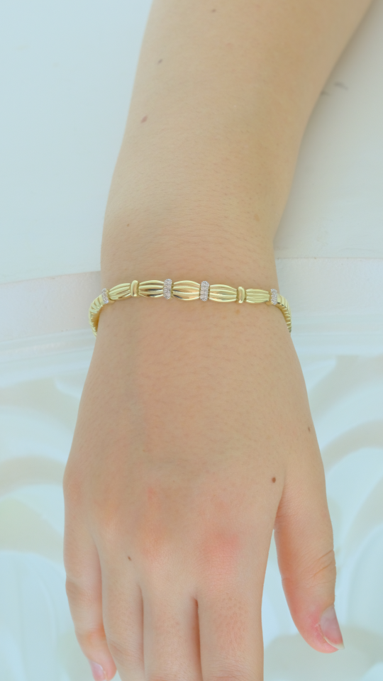 Altın Oval Halkalı ve Taş Detaylı Bileklik