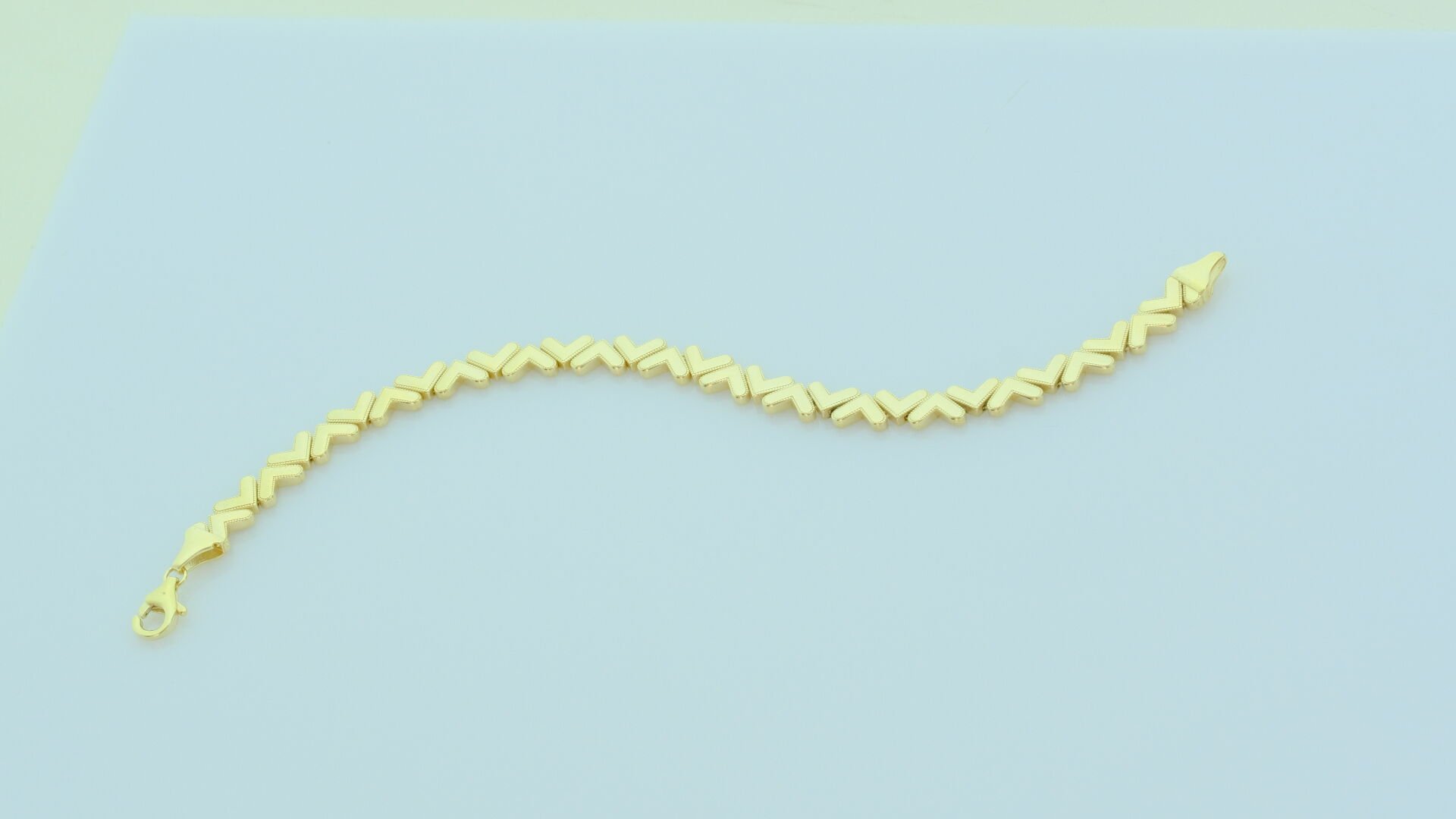 Altın V Motifli Modern Tasarım Bileklik